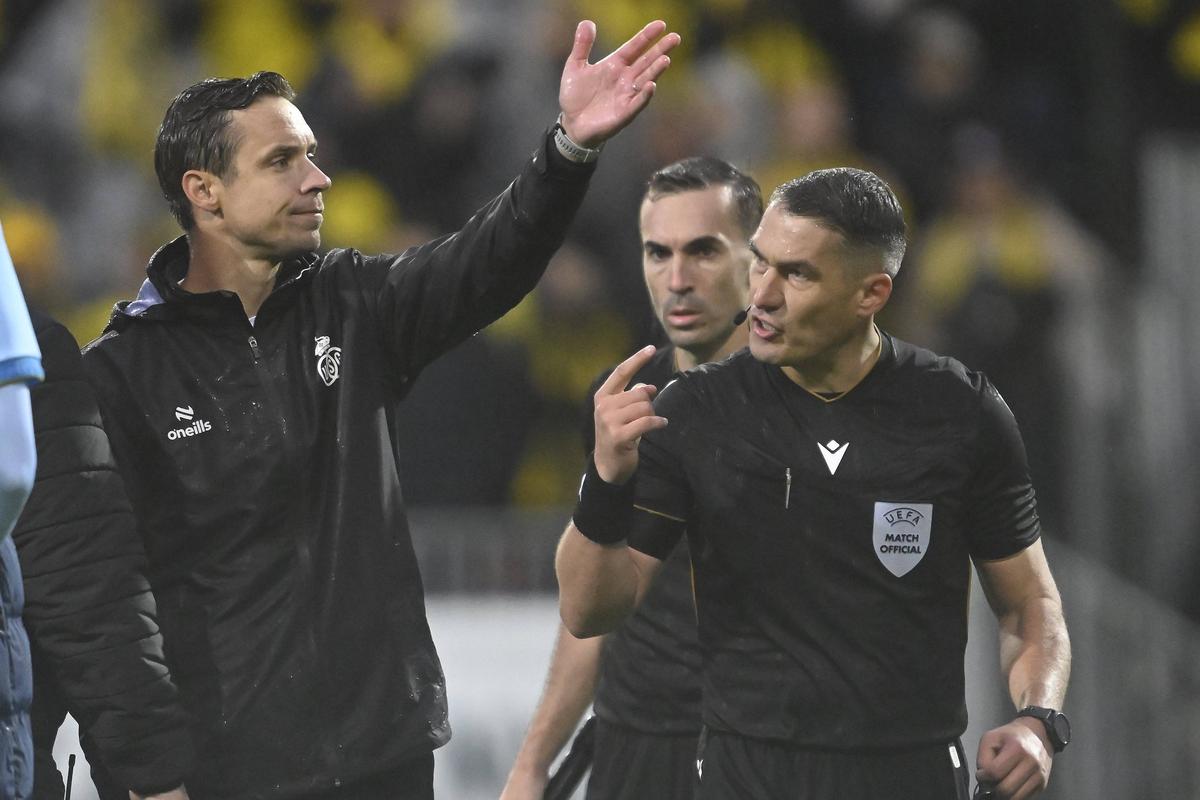 Istvan Kovacs, un nou meci cu scandal în Europa! Patronul lui Darius Olaru a părut că l-a lovit pe arbitru: imagini incredibile de la final