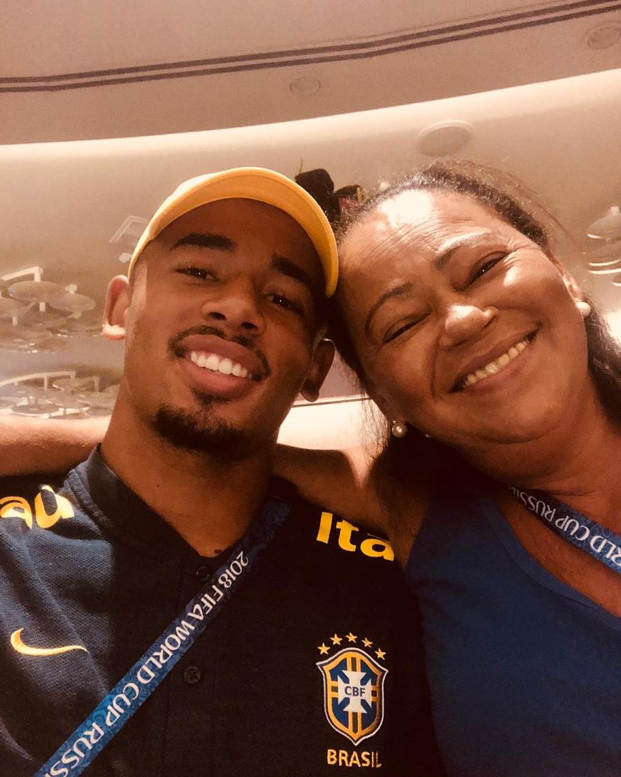 Gabriel Jesus și mama lui, Vera FOTO Gabriel Jesus nu-și poate săruta iubita fără permisiunea mamei! Reguli stricte impuse fotbalistului: „Poate rămâne peste noapte doar din când în când”