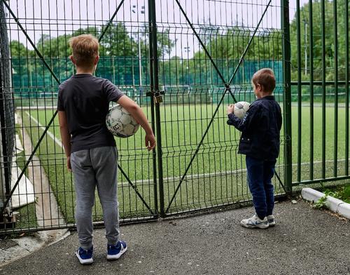 Copiii nu mai au voie să joace fotbal