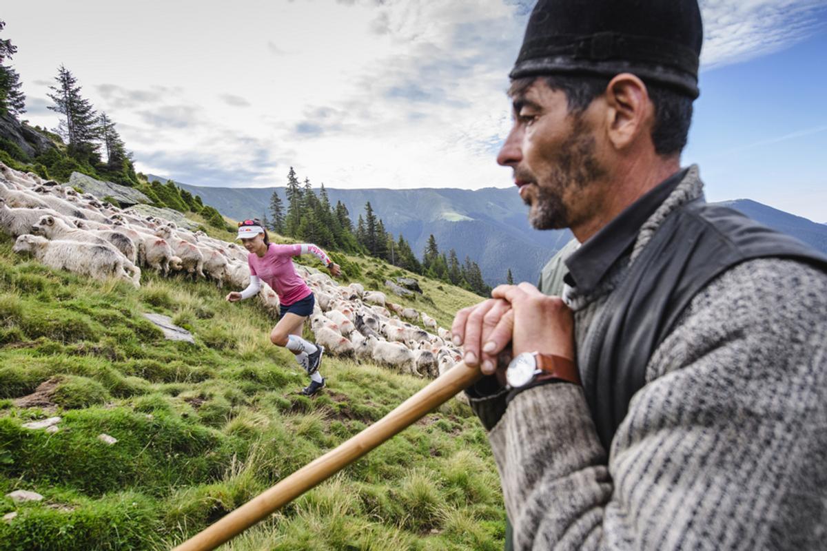 FOTO & VIDEO Denisa Dragomir a cucerit trei vârfuri de peste 2.500 metri din Masivul Făgăraș, într-un timp record