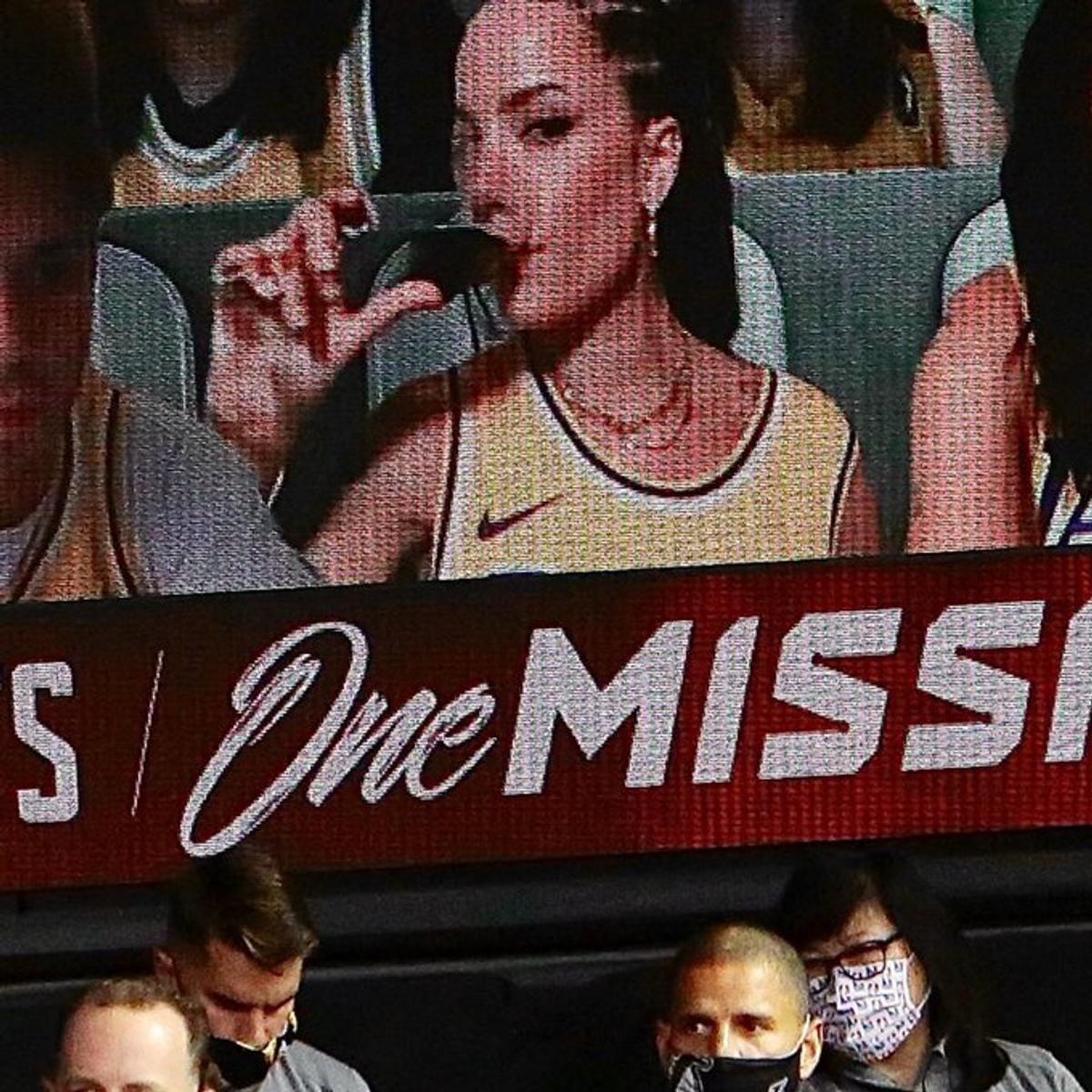 GALERIE FOTO A făcut senzație în play-off-ul din NBA! Cum apărut în tribună o vedetă din SUA