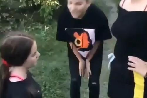 Poliţia le-a identificat pe agresoare, iar una dintre ele, de 14 ani, a fost reţinută în acest caz,
