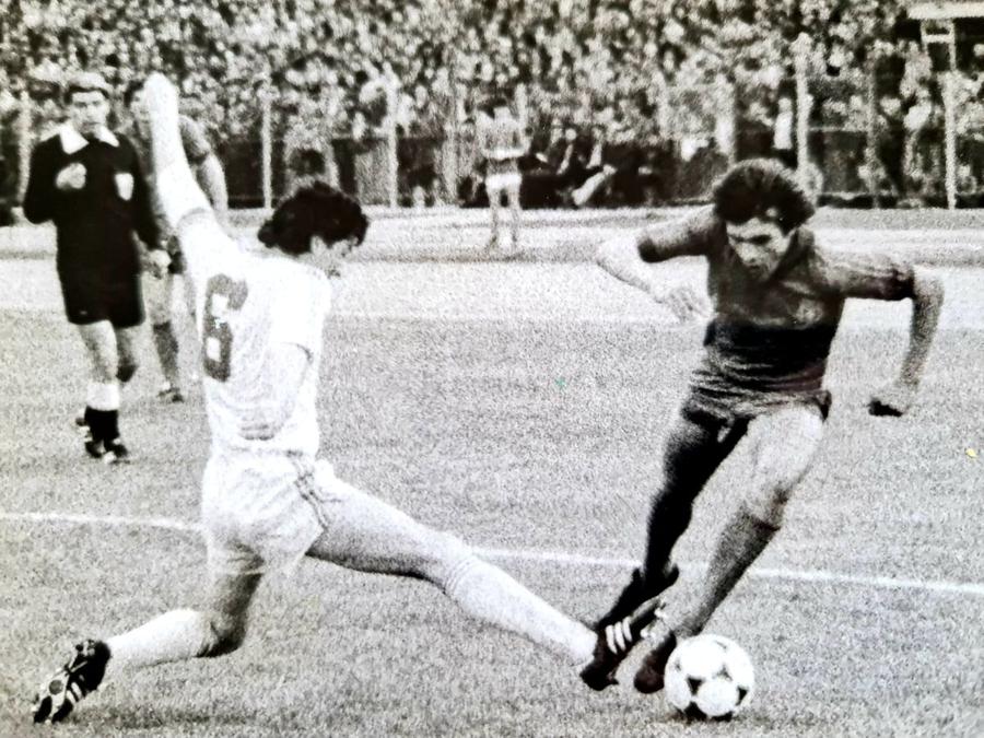 O imagine cu Dinu și cu Balint care contrazice teoria idioată că pe vremea aia se juca fotbal cu basca pe cap. Foto: Arhivă GSP Fotbalul de ieri al criticilor de azi