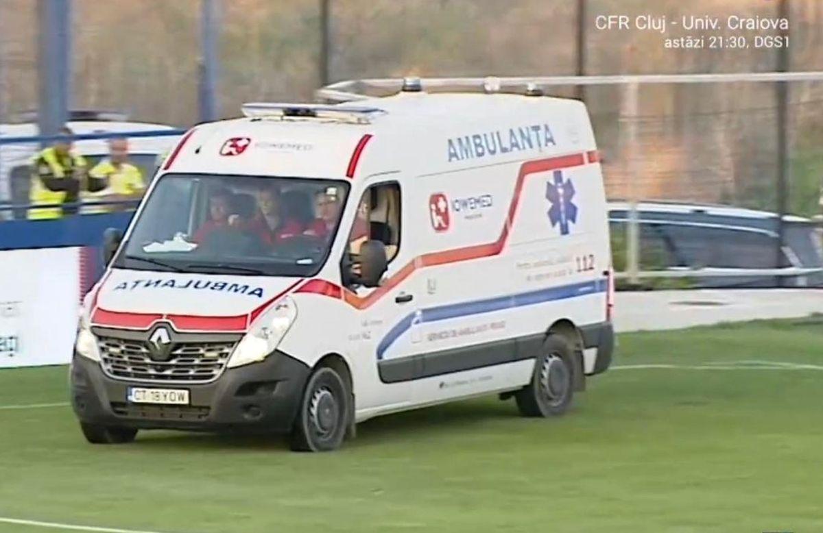 Farul - FC Argeș, probleme pentru un spectator. Ambulanța pe teren