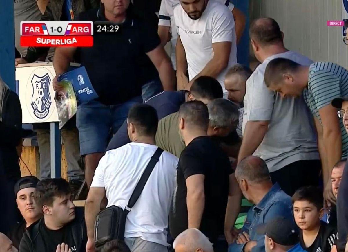 Momente de panică la Farul - FC Argeș, întrerupt timp de 8 minute » Medicii de pe ambulanță au intervenit de urgență la tribuna a 2-a