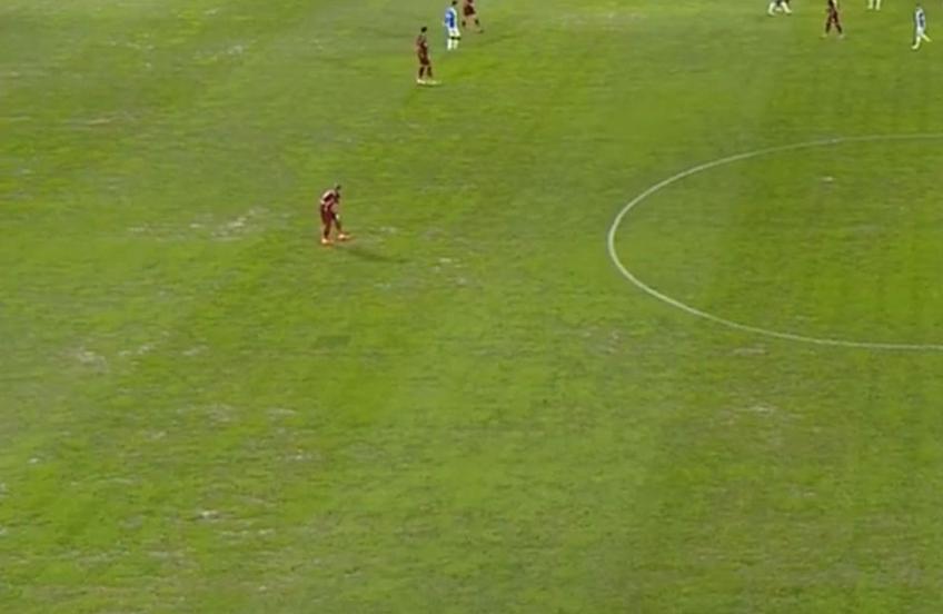Gazonul arenei „Dr. Constantin Rădulescu” se prezintă în condiții groaznice la meciul dintre CFR Cluj și CS Universitatea Craiova, din etapa cu numărul 10 a Ligii 1. FOTO: Captură @Orange Sport
