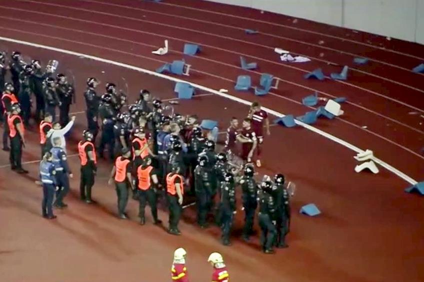 Suporterii Rapidului au rupt mai multe scaune, pe care le-au aruncat în zona pistelor