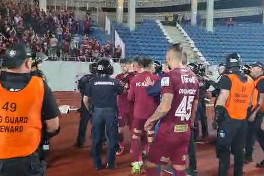 Săpunaru se împinge cu un jandarm
