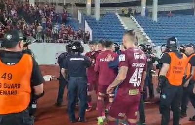 Noi imagini scandaloase de la Târgu Jiu: Săpunaru bruschează un jandarm, înaintea haosului de la vestiare