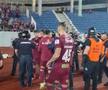 Săpunaru se împinge cu un jandarm