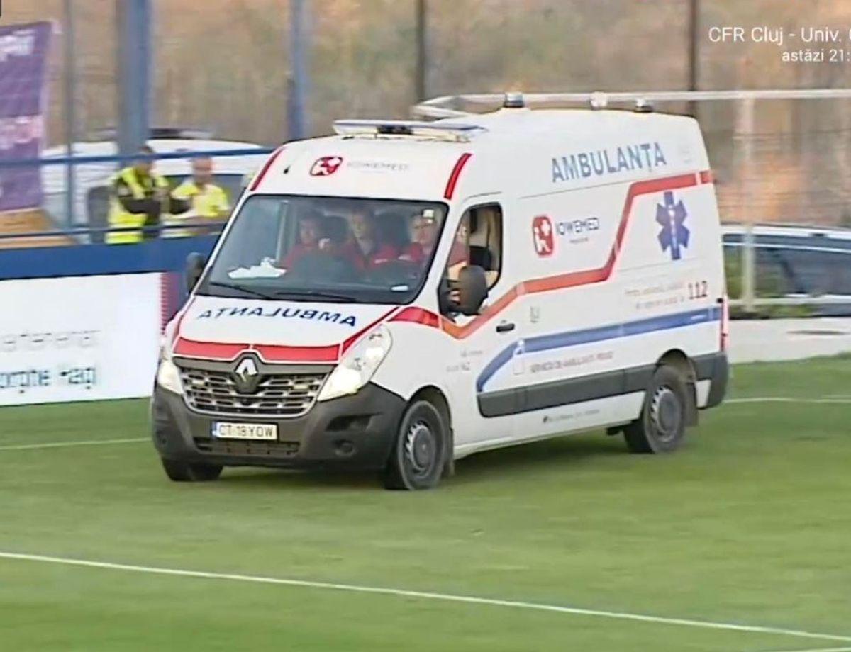 Farul - FC Argeș, probleme pentru un spectator. Ambulanța pe teren