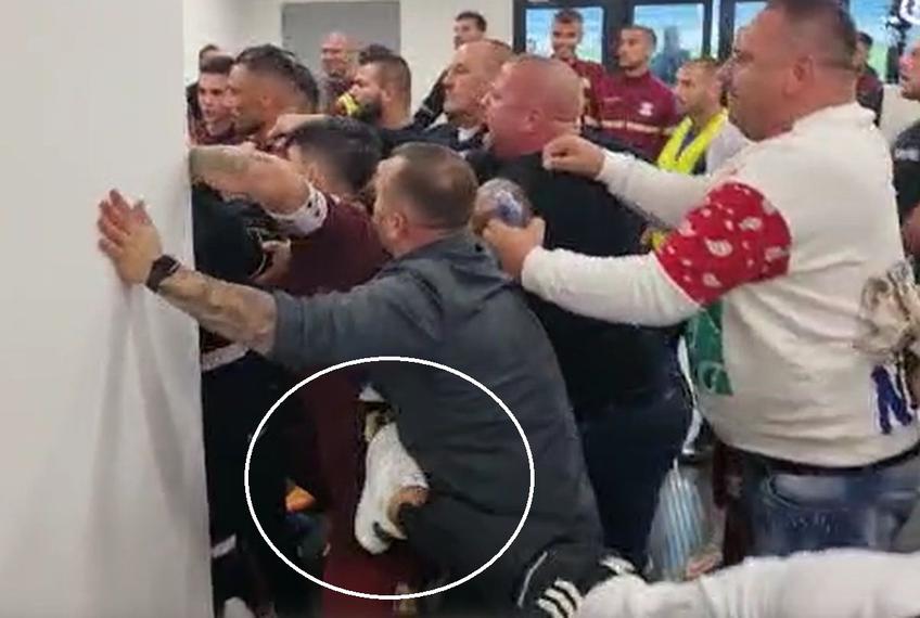 Momentul în care Cristi Săpunaru este lovit
