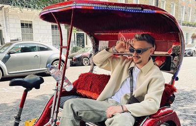 Un internațional român, ochelari à la Justin Bieber! Plimbare prin Londra cu bicicleta
