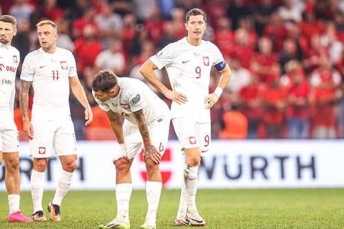 Robert Lewandowski, dezamăgit după eşecul Poloniei. Foto: Imago Images
