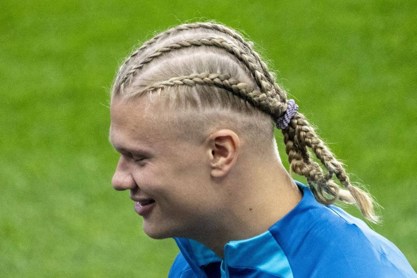 Erling Haaland (23 de ani) s-a prezentat la unul dintre antrenamentele Norvegiei cu un look similar cu cel afișat de George Pușcaș (27) la partida dintre România și Israel (1-1).