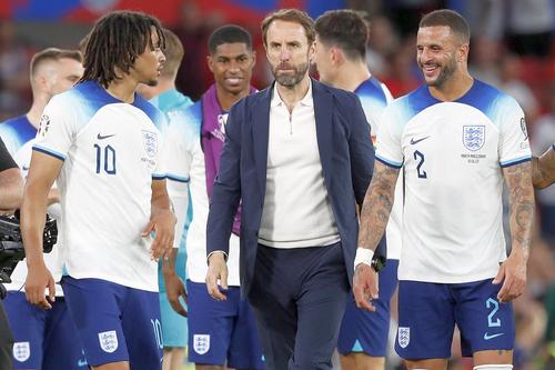 Kyle Walker (dreapta) și Gareth Southgate (centru). Foto: Imago Images