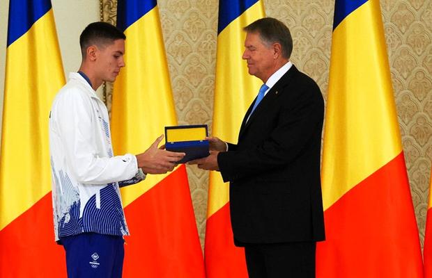 Gafă INCREDIBILĂ a președintelui Klaus Iohannis la ceremonia de decorare a sportivilor medaliați la Jocurile Olimpice și Paralimpice de la Paris! A citit greșit de pe foaie