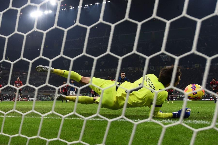 Ciprian Tătărușanu și penaltyul apărat la 1-1 lui Lautaro Martinez pe 8 noiembrie 2021. Portarul milanist fusese învins de la 11 metri de Hakan Calhanoglu / Foto: Imago Cipriantologic