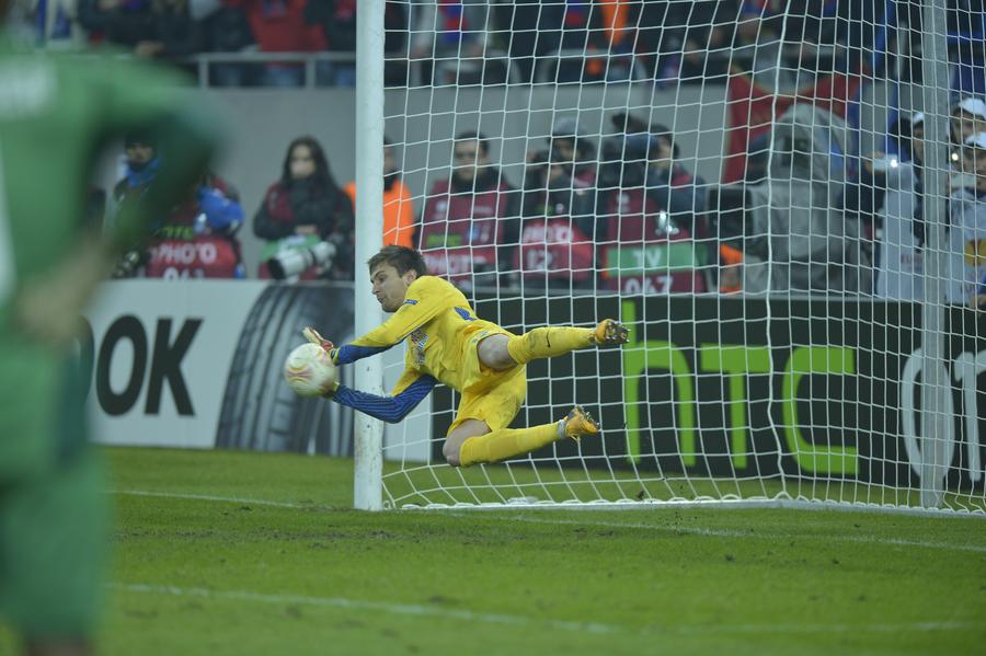 Penalty-ul apărat de Tătărușanu cu Ajax / foto: Cristi Preda (GSP) S-a retras Gulliver! » De la „Apără Tătărușanu!” la coșmarul Sadiku: 5 momente emblematice din cariera fostului internațional român