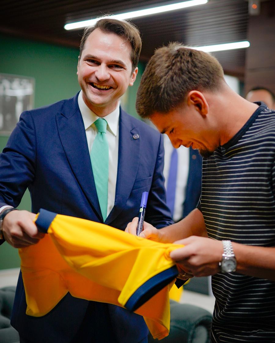 Răzvan Marin, vizită la Ministerul Energiei, foto: Facebook Sebastian Burduja Răzvan Marin, vizită la Minister! Cine l-a întâmpinat pe mijlocaș: „Este jucătorul meu preferat”