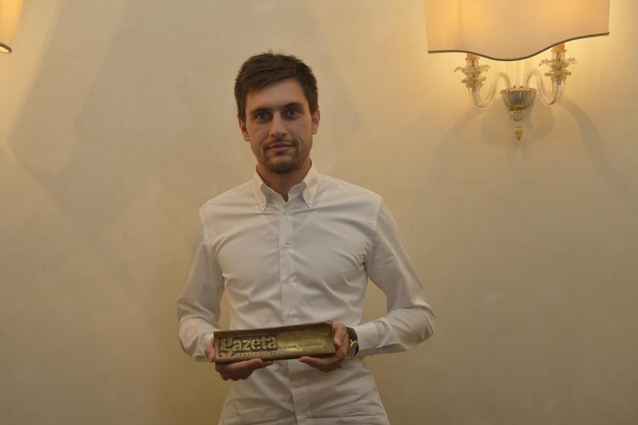 Ciprian Tătărușanu a primit premiul de „fotbalistul anului” în 2015 S-a retras Gulliver! » De la „Apără Tătărușanu!” la coșmarul Sadiku: 5 momente emblematice din cariera fostului internațional român