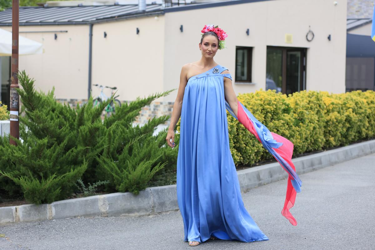 Simona Radiș și Sabrina Voinea, ravisante pe podiumul de la Bukarest Fashion Week: „Îmi dau lacrimile!” + Cu ce vedete s-au întâlnit în culise