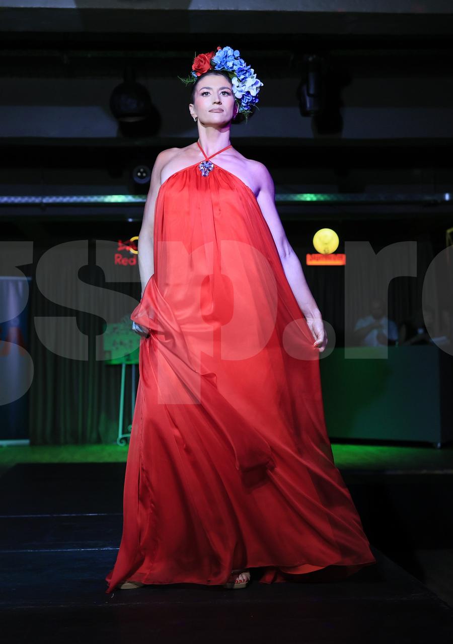 Ancuța Bodnar a făcut ravagii pe podiumul de modă de la clubul AZero. Foto: Cristi Preda (GSP) Fetele de aur Simona Radiș și Ancuța Bodnar, încântătoare pe podiumul de modă: „Prințesă!”