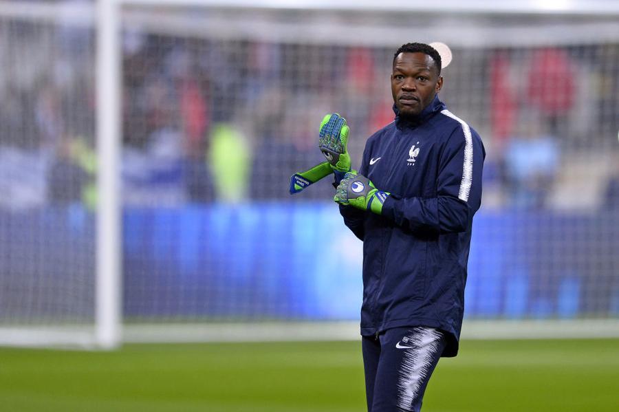 Steve Mandanda în cantonamentul Franței / FOTO: GettyImages Un campion mondial cu Franța își agață ghetele în cui: „Mă opresc!”