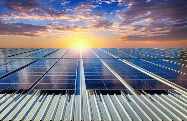 Românii fac echipă cu… soarele! Panouri fotovoltaice la prețuri accesibile găsesc la Fast Electric Expert