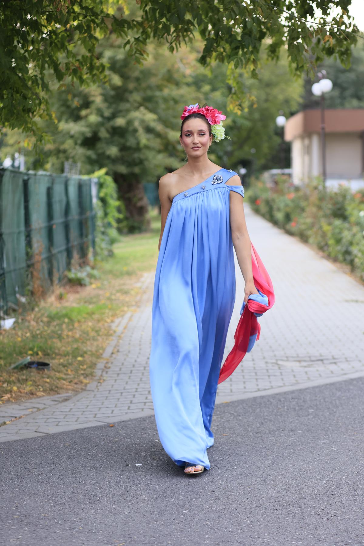Simona Radiș și Sabrina Voinea, ravisante pe podiumul de la Bukarest Fashion Week: „Îmi dau lacrimile!” + Cu ce vedete s-au întâlnit în culise