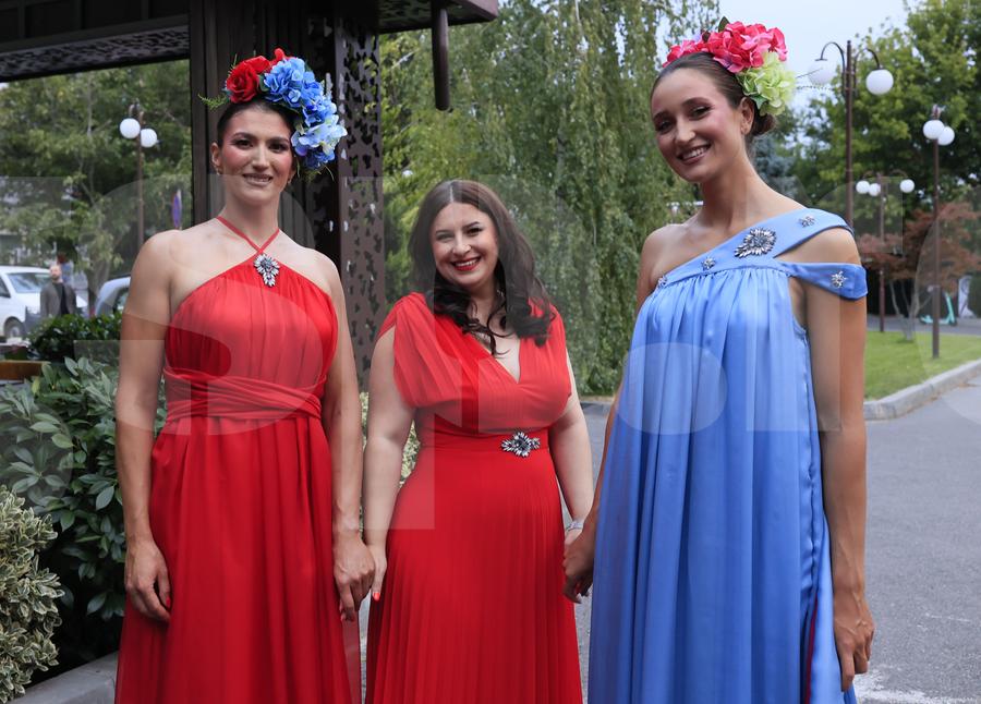 Ancuța Bodnar (stânga) și Simona Radiș o încadrează pe creatoarea Claudia Rawlings Foto: Cristi Preda (GSP) Fetele de aur Simona Radiș și Ancuța Bodnar, încântătoare pe podiumul de modă: „Prințesă!”