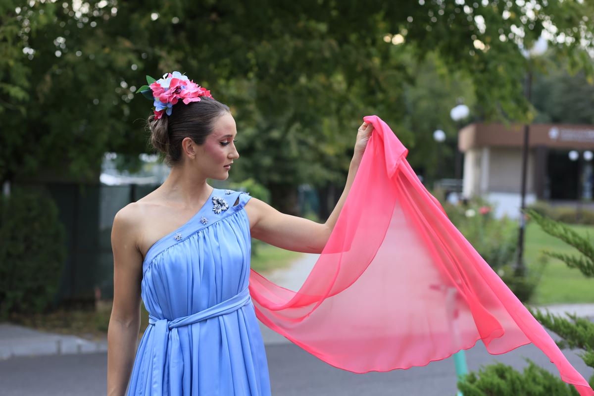 Simona Radiș și Sabrina Voinea, ravisante pe podiumul de la Bukarest Fashion Week: „Îmi dau lacrimile!” + Cu ce vedete s-au întâlnit în culise