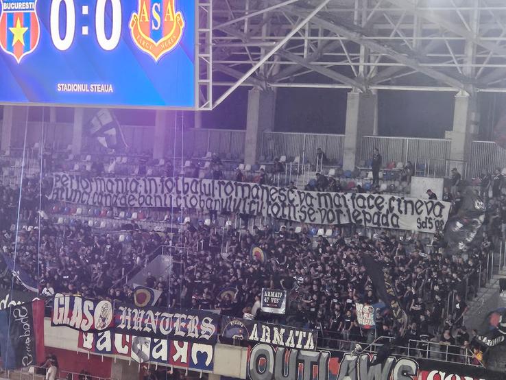 Suporterii „militarilor” în acțiune, la Steaua - ASA Târgu Mureș / FOTO: GSP
