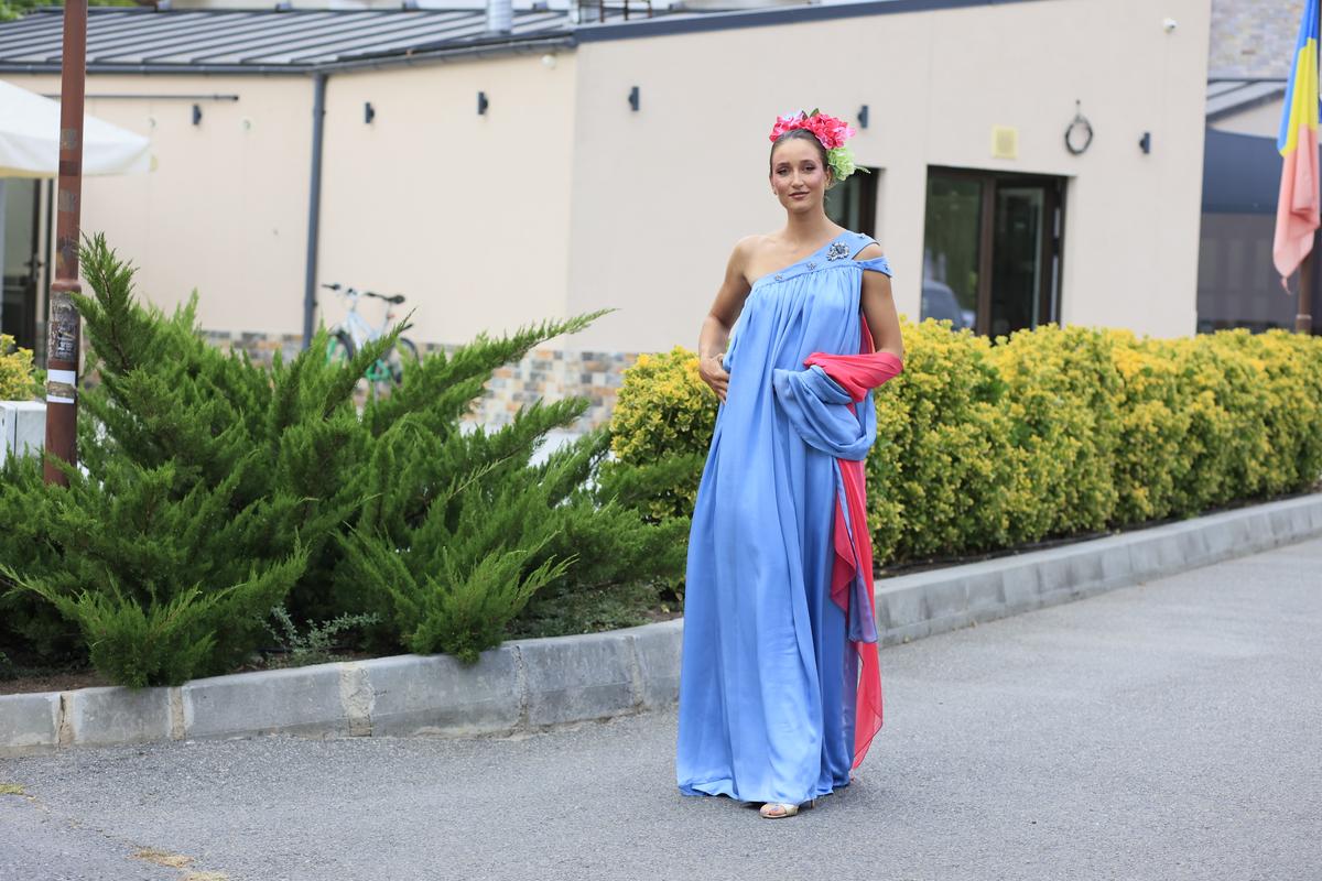 Simona Radiș și Sabrina Voinea, ravisante pe podiumul de la Bukarest Fashion Week: „Îmi dau lacrimile!” + Cu ce vedete s-au întâlnit în culise