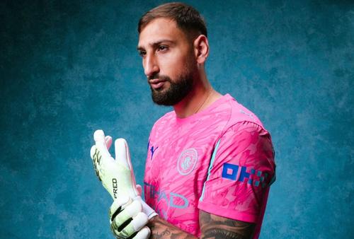 Manchester City a l-a prezentat oficial pe Gianluigi Donnarumma (26 de ani), portarul transferat de la Paris Saint-Germain. Italianul a semnat un contract pe cinci ani cu englezii. // foto: Facebook Manchester City