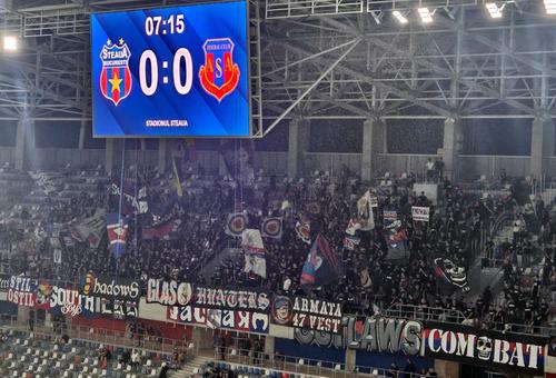 Suporterii „militarilor” în acțiune, la Steaua - ASA Târgu Mureș / FOTO: GSP