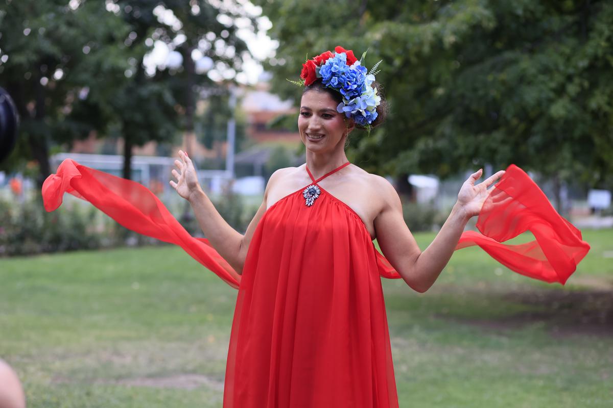 Simona Radiș și Sabrina Voinea, ravisante pe podiumul de la Bukarest Fashion Week: „Îmi dau lacrimile!” + Cu ce vedete s-au întâlnit în culise
