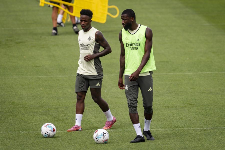 Rudiger și Vinicius la unul dintre ultimele antrenamente ale lui Real Madrid. Foto: Imago Xabi Alonso a dat afară un jucător după haosul de la ultimul antrenament: „La revedere!”