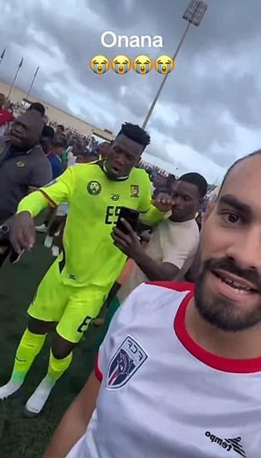 Momentul în care Andre Onana îl lovește pe suporterul adversarilor Scandal cu Andre Onana! Portarul împrumutat de Manchester United la Trabzonspor a lovit un fan