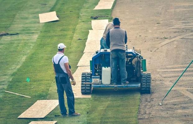 POLI IAȘI // GALERIE FOTO Gazonul de pe „Emil Alexandrescu”, stadionul lui Poli Iași, va fi montat până duminică » Când se vor întoarce moldovenii acasă