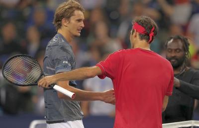 ATP SHANGHAI // VIDEO Zi nebună în tenisul masculin! Alexander Zverev îl învinge pe Federer după un meci dramatic! Elvețianul, înger și demon: punct IREAL + penalizare pentru comportament nesportiv