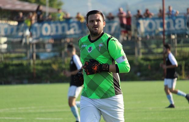 „Nebunia” de la Brașov! El e portarul care bate toate loviturile libere și se aseamnănă cu paraguayanul Jose Luis Chilavert