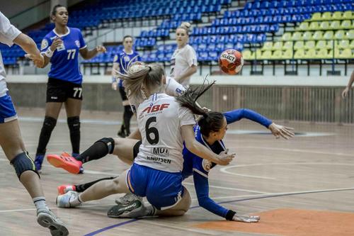 Fază de mare luptă, pe semicerc, între Elena Dache și norvegianca Knutsen FOTO: Sorin Pană / Sportul Ilustrat
