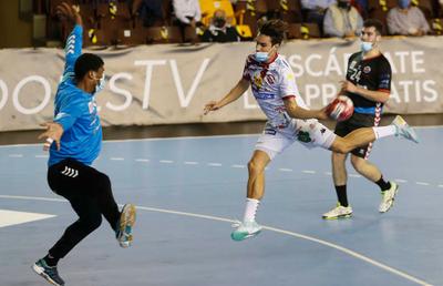 Meci de handbal jucat cu mască în Spania! „Nu am văzut ceva mai absurd în viața mea!”
