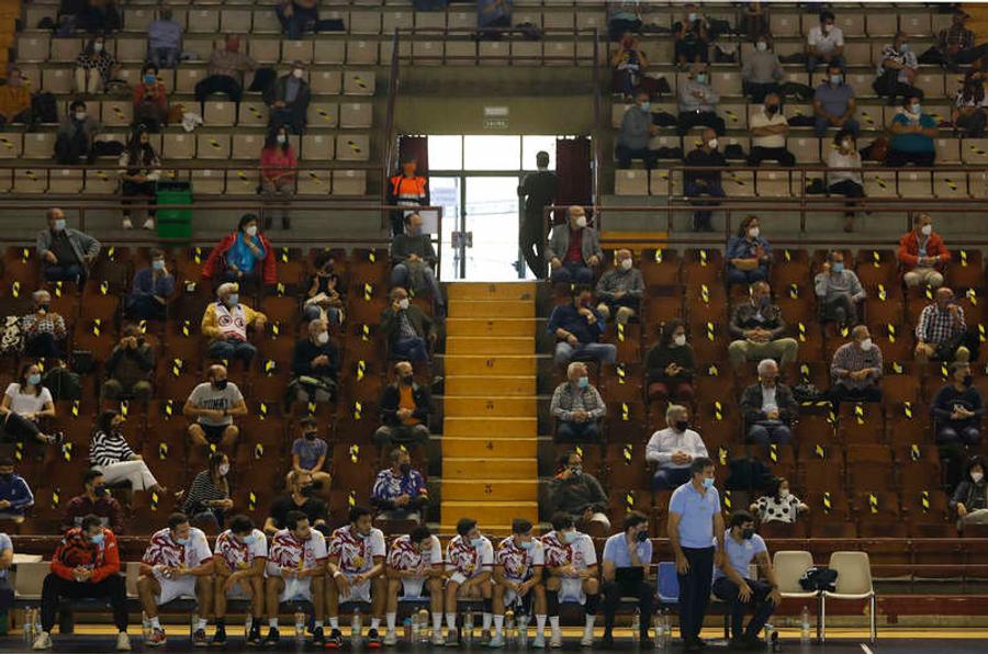 Spectatorilor li se dă voie la meciuri în Spania, dar în număr redus FOTO Diario de Leon Meci de handbal jucat cu mască în Spania! „Nu am văzut ceva mai absurd în viața mea!”