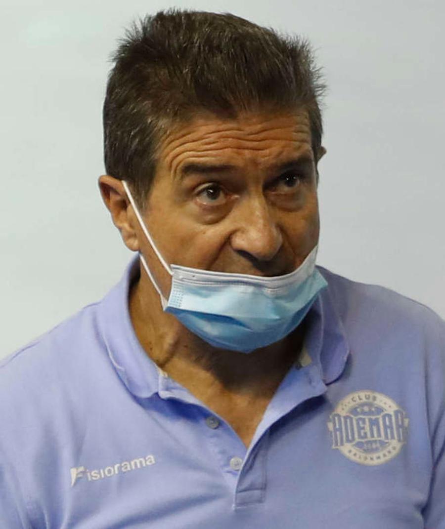 Manolo Cadenas, fost selecționer al Spaniei FOTO Diario de Leon Meci de handbal jucat cu mască în Spania! „Nu am văzut ceva mai absurd în viața mea!”