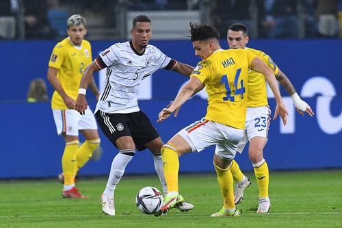 Ianis Hagi și Andrei Rațiu (în plan îndepărtat), în Germania - România 2-1 // foto: Imago Images