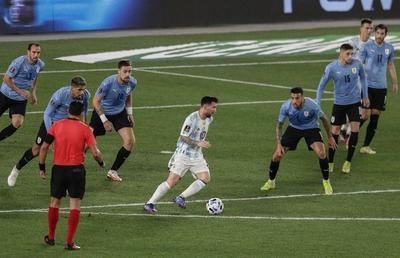 Încă o imagine devenită virală » Messi contra tuturor: șapte uruguayeni sunt atenți la el