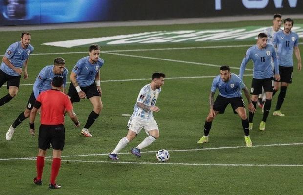 Încă o imagine devenită virală » Messi contra tuturor: șapte uruguayeni sunt atenți la el