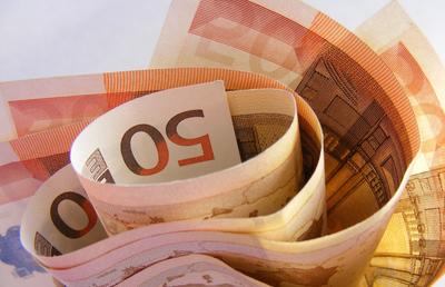 Cine plătește comisionul agenției imobiliare la închiriere: proprietarul sau chiriașul?
